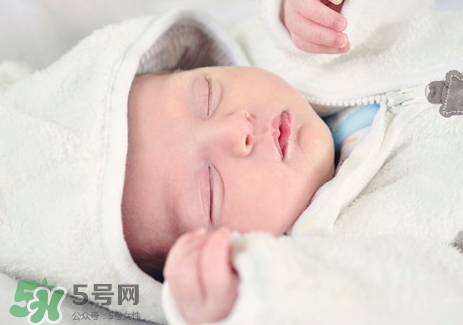 婴儿头睡偏了,新生儿头睡偏了多久可以纠正