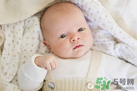 新生儿的头上有个软包怎么回事,新生儿头上有个包软软的什么原因?