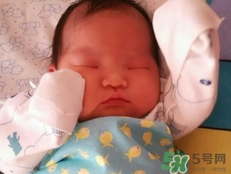 新生儿脸上起的小白点是怎么回事,新生儿脸上长很多小白点