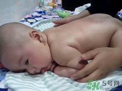 新生儿身上有很多青块是什么原因,为什么新生婴儿身上有青块