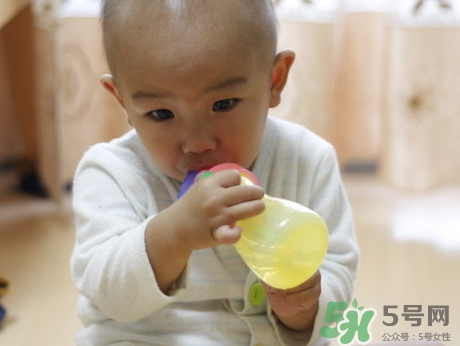 新生儿多久开始喝水,出生几天的新生儿需要喝水吗