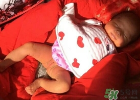 新生儿可以晒太阳吗可以晒多少时间,新生儿每天可以晒多久的太阳