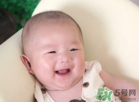新生儿多长时间会笑出声,新生婴儿多少天会笑