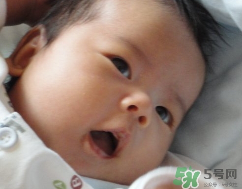 新生儿多少天眼睛可以看见东西,新生婴儿眼睛几天能看到东西