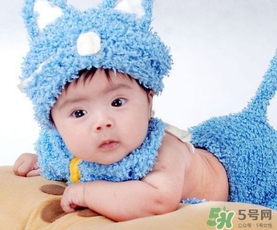 新生儿多久洗一次澡比较好,刚出生的婴儿怎样洗澡 新生儿多久洗一次澡比较好,刚出生的婴儿怎样洗澡