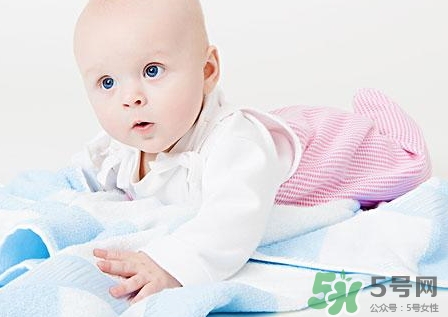 新生儿出生手指甲根部发紫怎么回事,新生儿手指甲根部发紫图片 新生儿出生手指甲根部发紫怎么回事,新生儿手指甲根部发紫图片