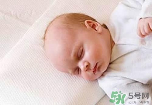 刚出生的婴儿睡什么枕头好,新生儿啥时候可以枕枕头 刚出生的婴儿睡什么枕头好,新生儿啥时候可以枕枕头