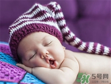 新生儿应该戴帽子吗,新生儿是戴帽子好还是不戴帽子好