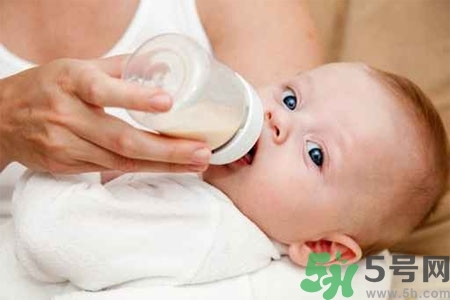 宝宝不吃药放在奶里可以吗,小孩吃药可以加在奶里面吗