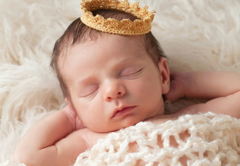 新生儿晚上不睡觉的原因,新生儿白天睡晚上不睡觉是什么原因