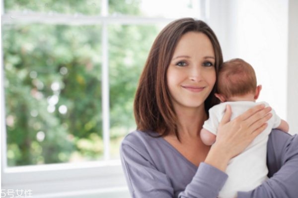 新生儿应该怎么抱最好,抱新生儿的正确方法图解