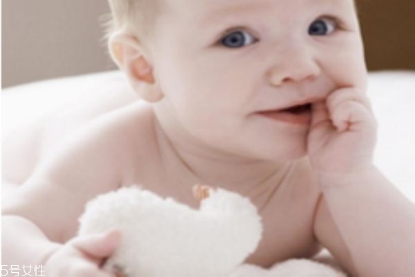 新生儿睡觉连续打嗝是什么原因,新生婴儿睡觉打嗝是什么原因