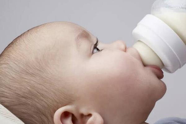 婴儿溢奶和吐奶了还要给他吃奶吗?,婴儿吐奶还能继续吃吗 婴儿溢奶和吐奶了还要给他吃奶吗?,婴儿吐奶还能继续吃吗