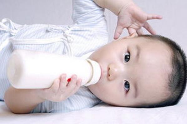 婴儿溢奶就到耳朵里有什么后果,宝宝溢奶流进耳朵要不要紧 婴儿溢奶就到耳朵里有什么后果,宝宝溢奶流进耳朵要不要紧