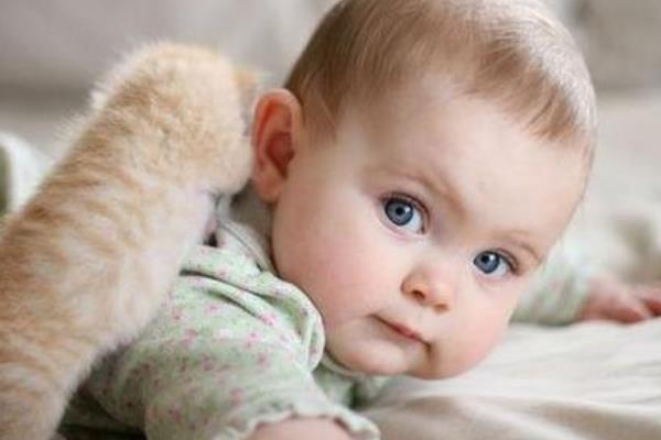 婴儿吐奶跟溢奶有什么区别,宝宝溢奶和呕吐的区别