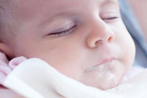 宝宝吐奶要不要抱起来,宝宝吐奶是一直抱着还是给他吐出来 宝宝吐奶要不要抱起来,宝宝吐奶是一直抱着还是给他吐出来