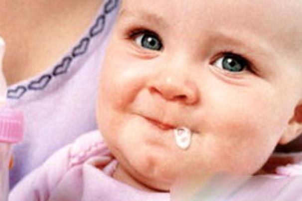 婴幼儿吐奶从鼻子里出来怎么回事,婴儿吐奶会从鼻子里出来