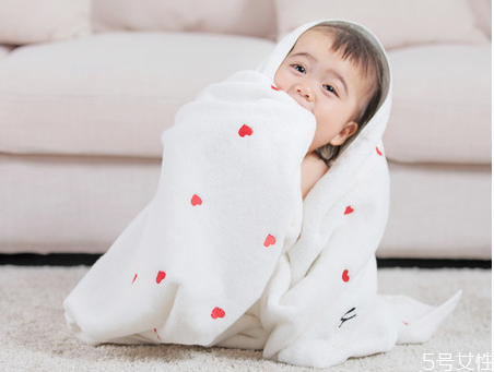 婴儿呛奶咳嗽会引起肺炎吗,宝宝喝奶呛到咳嗽会造成肺炎吗 婴儿呛奶咳嗽会引起肺炎吗,宝宝喝奶呛到咳嗽会造成肺炎吗