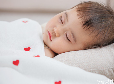 婴儿输液为什么在头上输,宝宝输液打头部有伤害吗