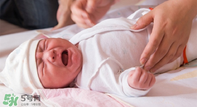 宝宝晚上睡觉哭闹怎么办(小孩晚上哭闹有什么好的办法)