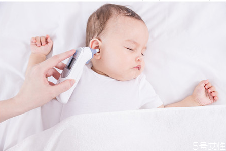 宝宝睡觉脚总是弯曲正常吗?,小宝宝睡觉脚总是弯着要紧吗