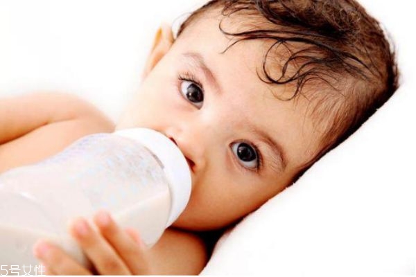宝宝突然不爱吃奶怎么回事,婴儿突然不爱吃奶
