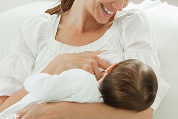 怎么判断宝宝吃母乳吃饱了没,怎样判断宝宝吃母乳有没有吃饱