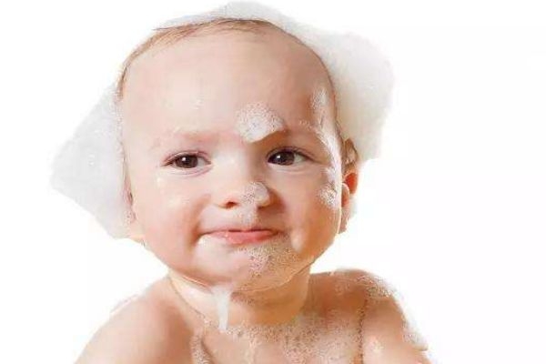 给宝宝洗头的正确姿势图片,给新生儿洗头的正确姿势 给宝宝洗头的正确姿势图片,给新生儿洗头的正确姿势