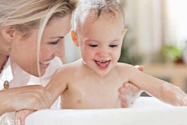 两岁宝宝不愿意洗澡怎么办,宝宝不愿意洗澡怎么办? 两岁宝宝不愿意洗澡怎么办,宝宝不愿意洗澡怎么办?