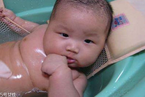 宝宝洗澡呛水了有事吗,宝宝洗澡不小心呛水了 宝宝洗澡呛水了有事吗,宝宝洗澡不小心呛水了