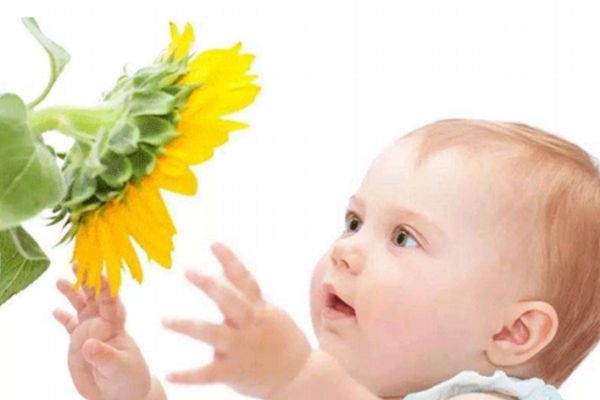 宝宝口臭是什么原因?,两岁宝宝口臭的原因和解决方法