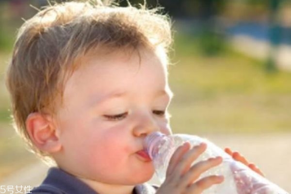 一岁孩子不爱喝水怎么办,孩子不爱喝水便秘怎么办 一岁孩子不爱喝水怎么办,孩子不爱喝水便秘怎么办