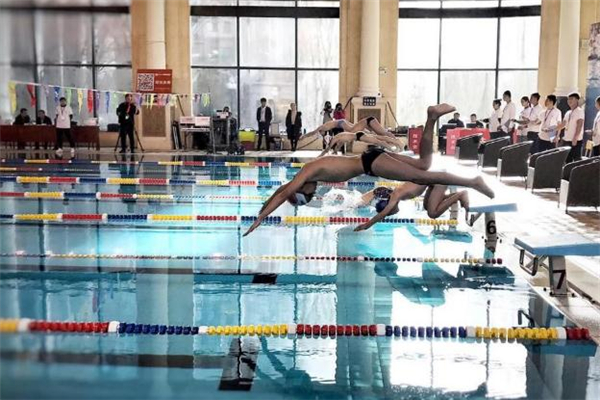 蛙泳蹬腿时要用到腰吗(蛙泳蹬腿腰部用力吗)