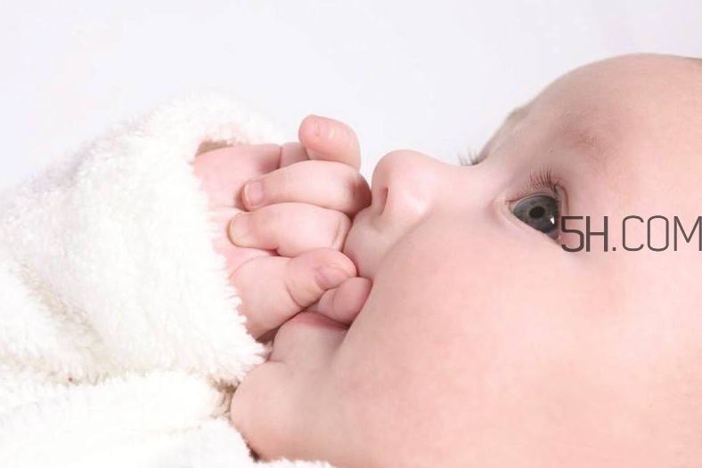 婴儿湿疹症状及处理方法,新生儿湿疹的特征 婴儿湿疹症状及处理方法,新生儿湿疹的特征