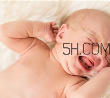 小婴儿肚脐眼上面鼓出来是怎么回事?,宝宝肚脐眼鼓出来