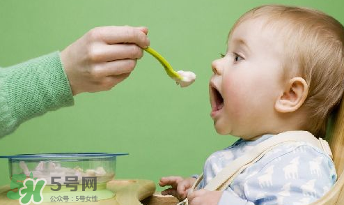 母乳宝宝几个月添加辅食最好,母乳宝宝怎么添加辅食