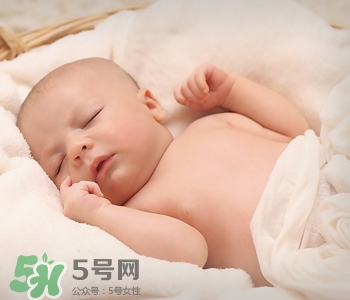 两岁半的宝宝爱啃指甲,3岁宝宝啃指甲