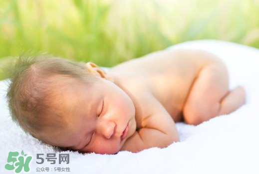 宝宝晒太阳会起湿疹吗,宝宝湿疹太阳一晒就严重了