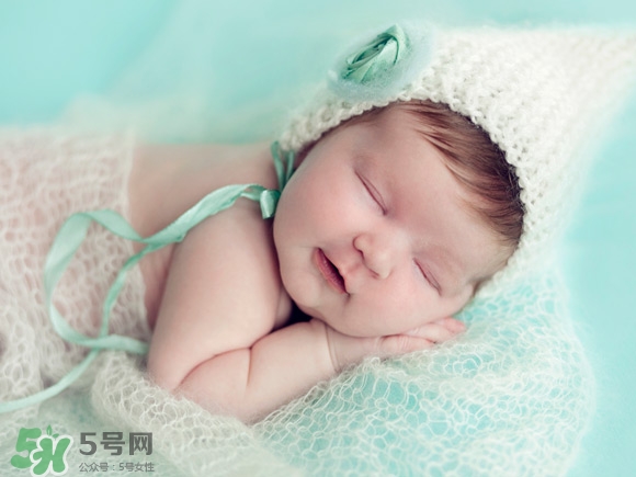 婴幼儿几个月可以坐安全座椅,多大婴儿可以坐安全座椅