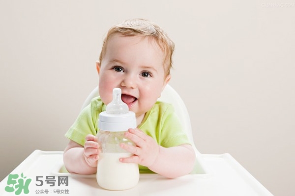 婴儿奶粉过敏有什么症状,婴幼儿对牛奶过敏喝什么奶粉