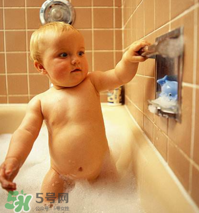 秋天婴儿几天洗一次澡比较好,秋天婴儿多久洗一次澡