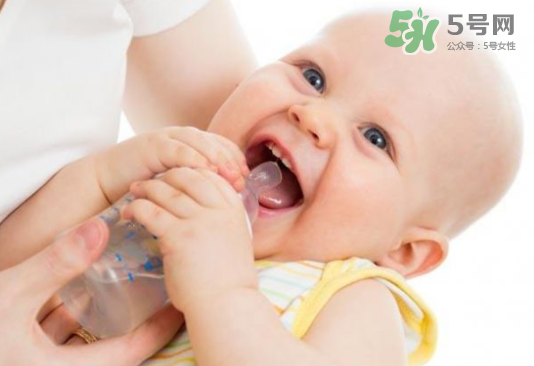 混合喂养母乳和奶粉可以一起吃吗,给宝宝母乳和奶粉混合在一起吃行吗 混合喂养母乳和奶粉可以一起吃吗,给宝宝母乳和奶粉混合在一起吃行吗