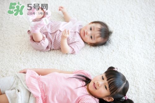 孩子分床睡和分房睡的区别,婴儿应该分床睡还是一起睡