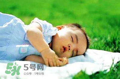 婴儿晒太阳对眼睛有没伤害,小孩晒太阳晒到眼睛有什么影响