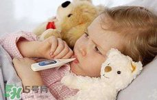 夏天小孩发烧降温方法,小孩子发高烧要怎么物理降温 夏天小孩发烧降温方法,小孩子发高烧要怎么物理降温