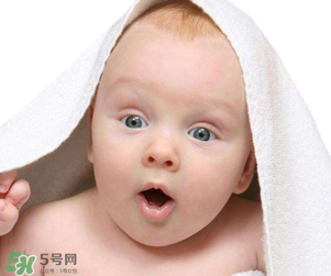 婴儿中暑有什么症状,如何知道宝宝是否中暑 婴儿中暑有什么症状,如何知道宝宝是否中暑