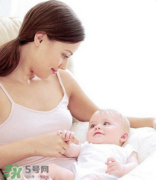 婴儿一般多久会说话,叫爸爸妈妈,婴儿多大会说话叫爸爸 妈妈