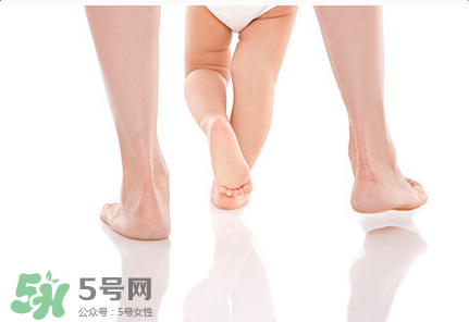 一岁多宝宝不会走路怎么回事,小孩一岁多了还不会走路怎么办