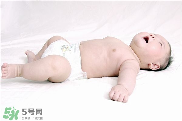 宝宝半夜哭怎么回事,宝宝半夜哭闹怎么回事