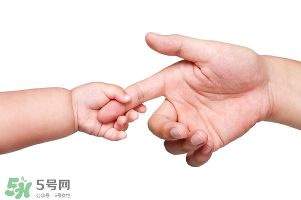 宝宝不会主动抓握东西怎么办,宝宝不会抓物怎么训练 宝宝不会主动抓握东西怎么办,宝宝不会抓物怎么训练